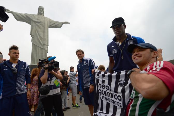 Foto con alcuni tifosi brasiliani. Afp